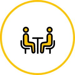 テーブルで向き合って打ち合わせ